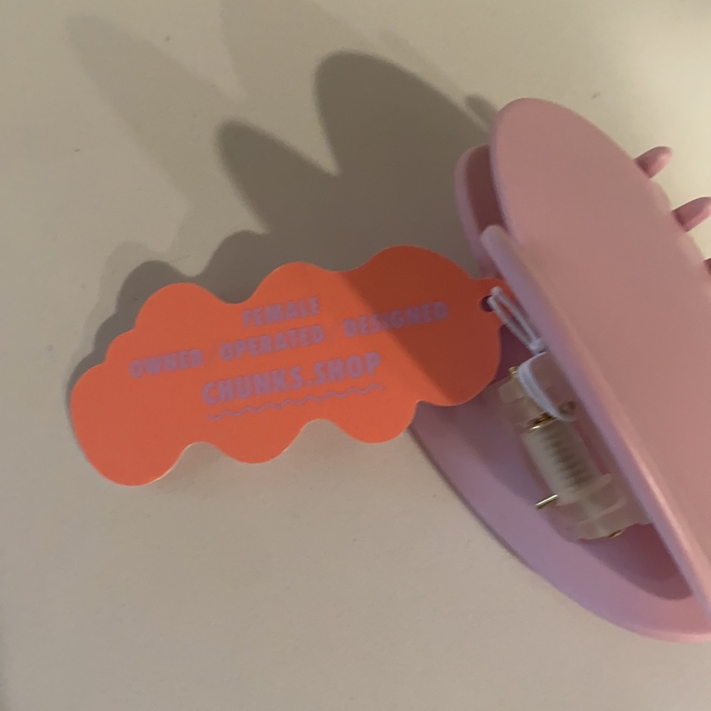 🆕 Chunks / Lisa Says Gah Claw Clip pastel FREE WITH $60+ purchase - Picture 4 of 4